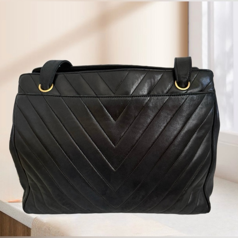 CHANEL BLACK CHEVRON QUILTED LEATHER TOTE BAG 💕 - Picture 4 of 13